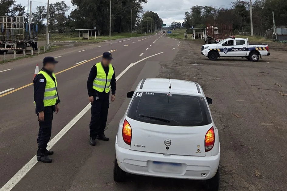 Dos policías controlando un automóvil