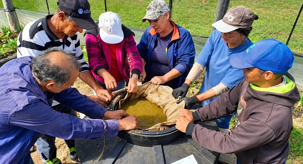 Trabajo en equipo con compost orgánico
