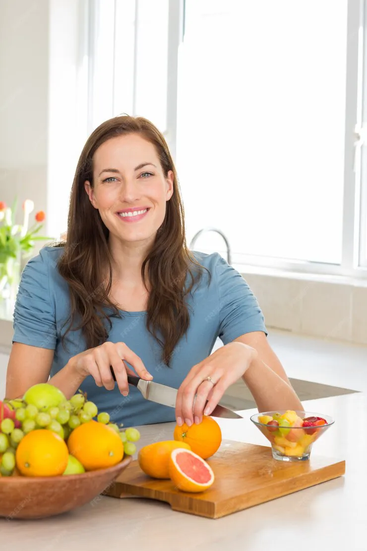 retrato-mujer-cortando-frutas-cocina_13339-281279