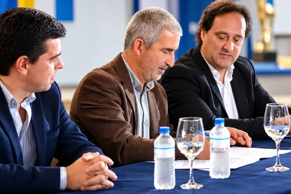 Reunión formal con documentos y copas