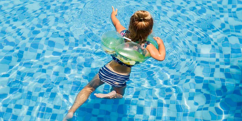 El gorro acuático que evita ahogamientos infantiles