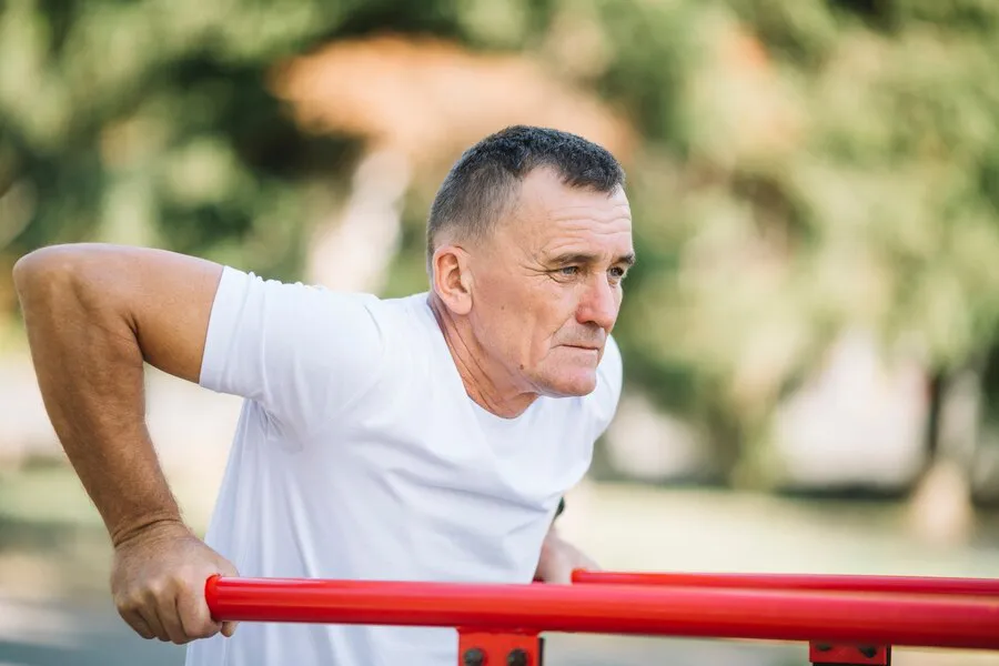 deportivo-senior-trabajando_23-2148297527