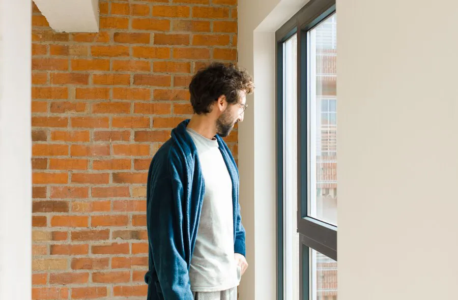 joven-cool-despertarse-casa-vistiendo-pijamas_1194-52014