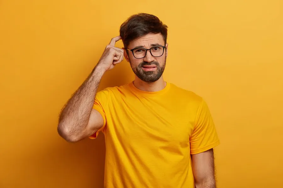 hombre-indeciso-desconcertado-rasca-cabeza-no-tiene-idea_273609-40695