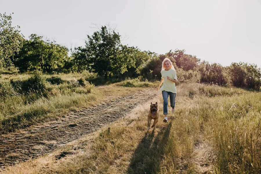 mujer-corriendo-su-perro-naturaleza-noches-verano_296728-1868