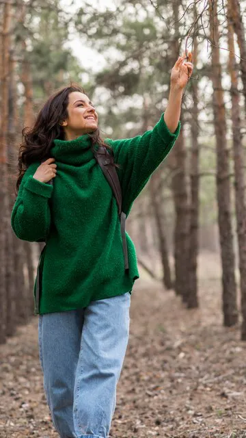 retrato-mujer-mochila_23-2148523879