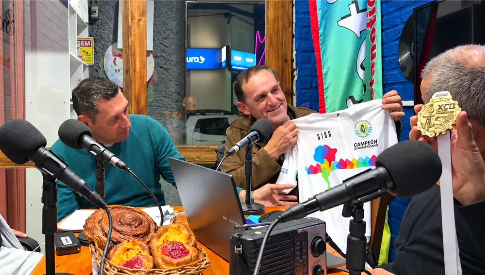 Entrevista de radio con camiseta y medalla